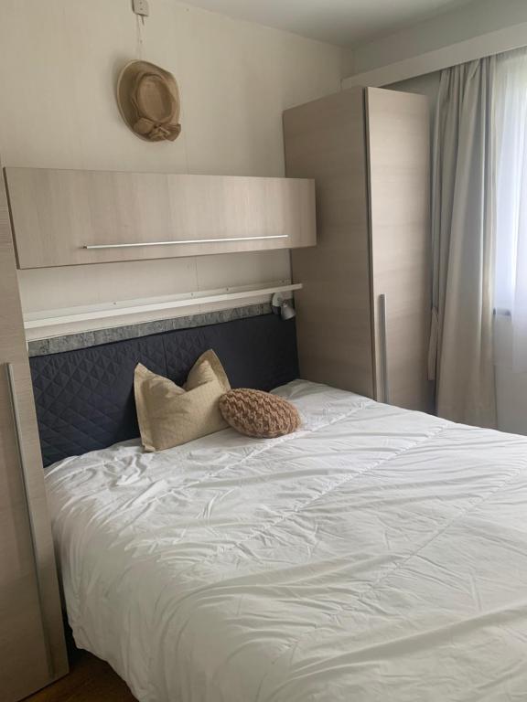 una cama con dos almohadas encima en Appartement-De Haan- Parc Atlantis-Dahlia, en De Haan