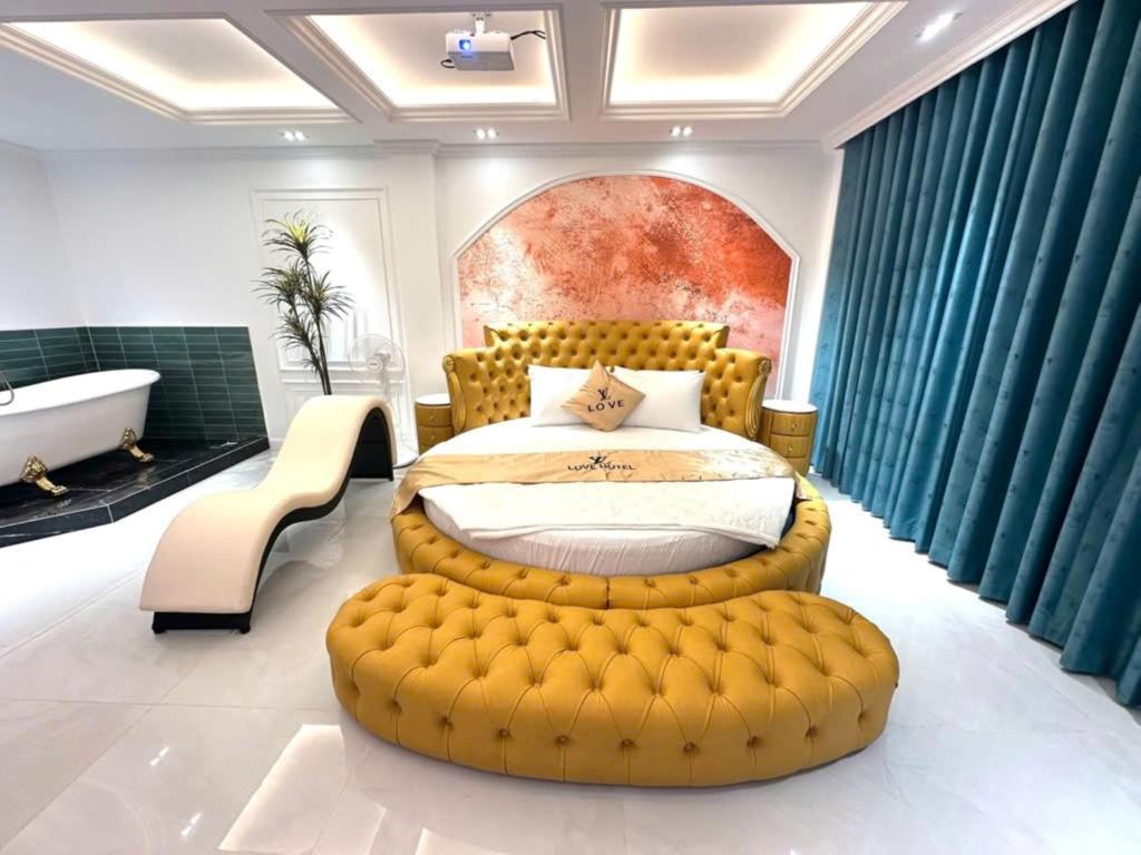 Love Luxury Hotel Bà Điểm 4