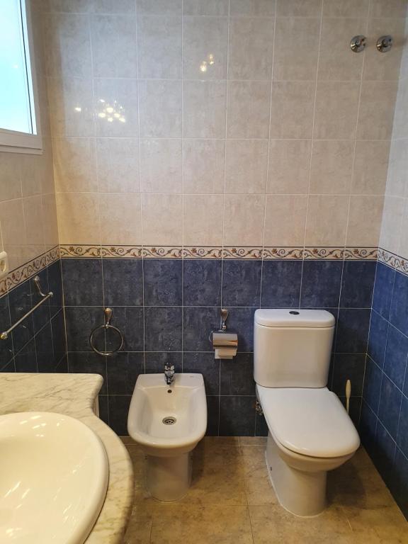 a bathroom with a toilet and a sink at SUN&BEACH Moncofar in Moncófar