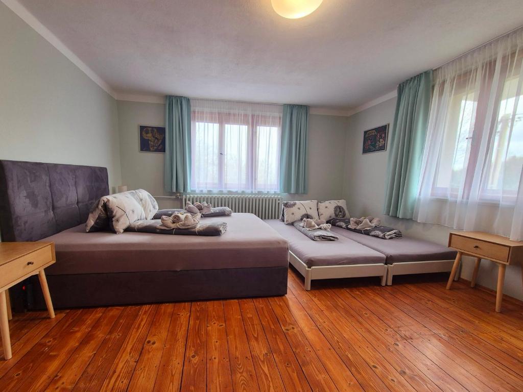 A bed or beds in a room at Ubytovanie Klinger - chata nad jazerom