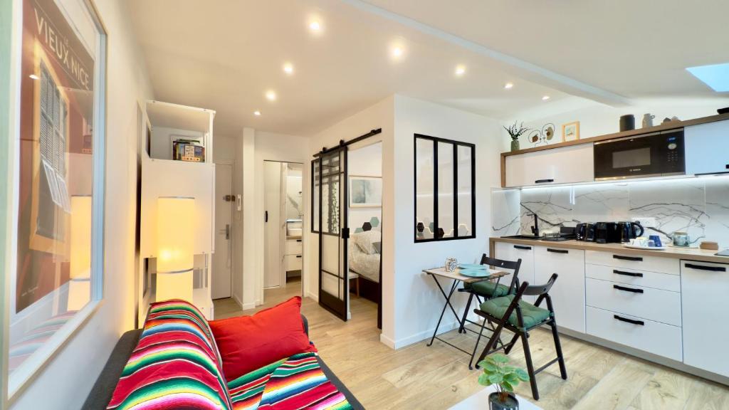 un salon avec un canapé et une table et une cuisine dans l'établissement Ze Perfect Place - Magnifique Studio Vieux Nice, à Nice