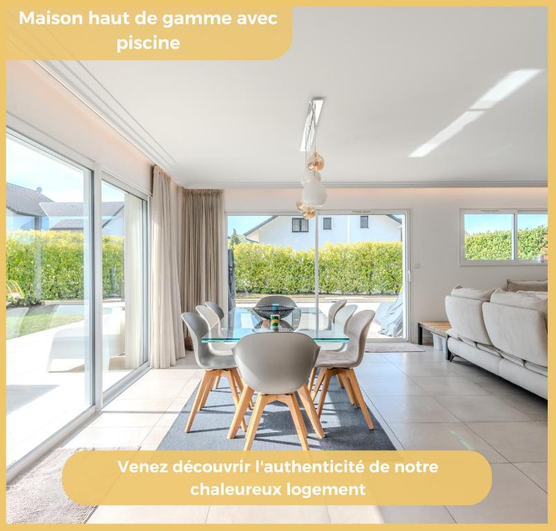 un salon avec une table en verre et des chaises dans l'établissement Villa Soléa I Veigy-Foncenex, à Veigy-Foncenex