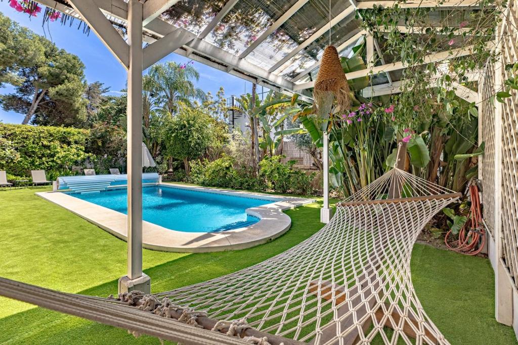 Luxury Villa, Heated pool, Next to the beach