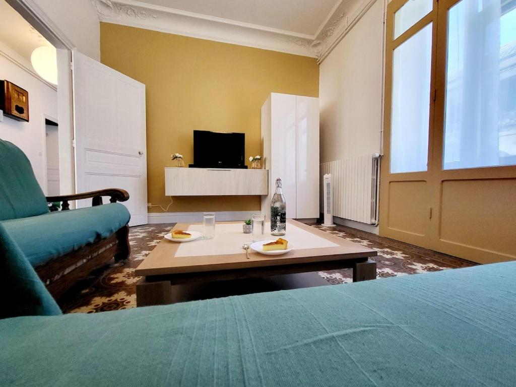 Cette chambre comprend un lit, un canapé et une table. dans l'établissement Maguilon B - Proche Rivière et Vals les bains, à Lalevade-dʼArdèche