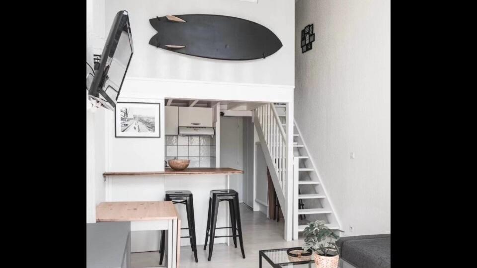 Cette chambre dispose d'un escalier, d'une table et d'un tabouret. dans l'établissement Appartement Port de Capbreton Hossegor, à Capbreton