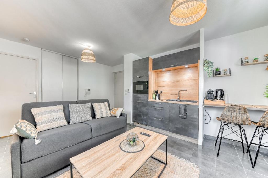 un salon avec un canapé et une table dans l'établissement Joli Studio haut standing à 100m du tram T3, à Villeurbanne