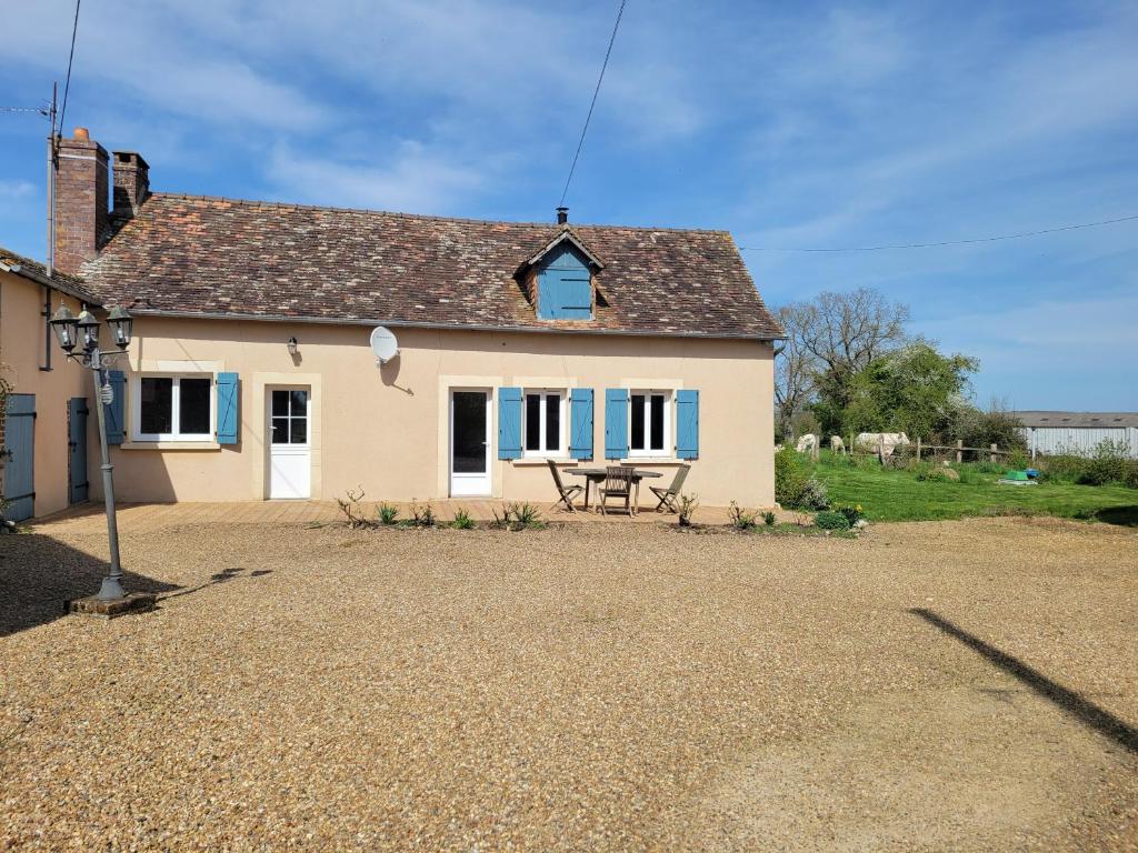 une maison avec une table de pique-nique devant elle dans l'établissement Maison à louer, à Beaumont-Pied-de-Boeuf