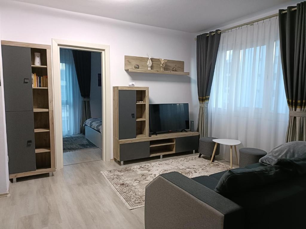 ein Wohnzimmer mit Sofa und Fernseher in der Unterkunft GH apartments in Gura Humorului