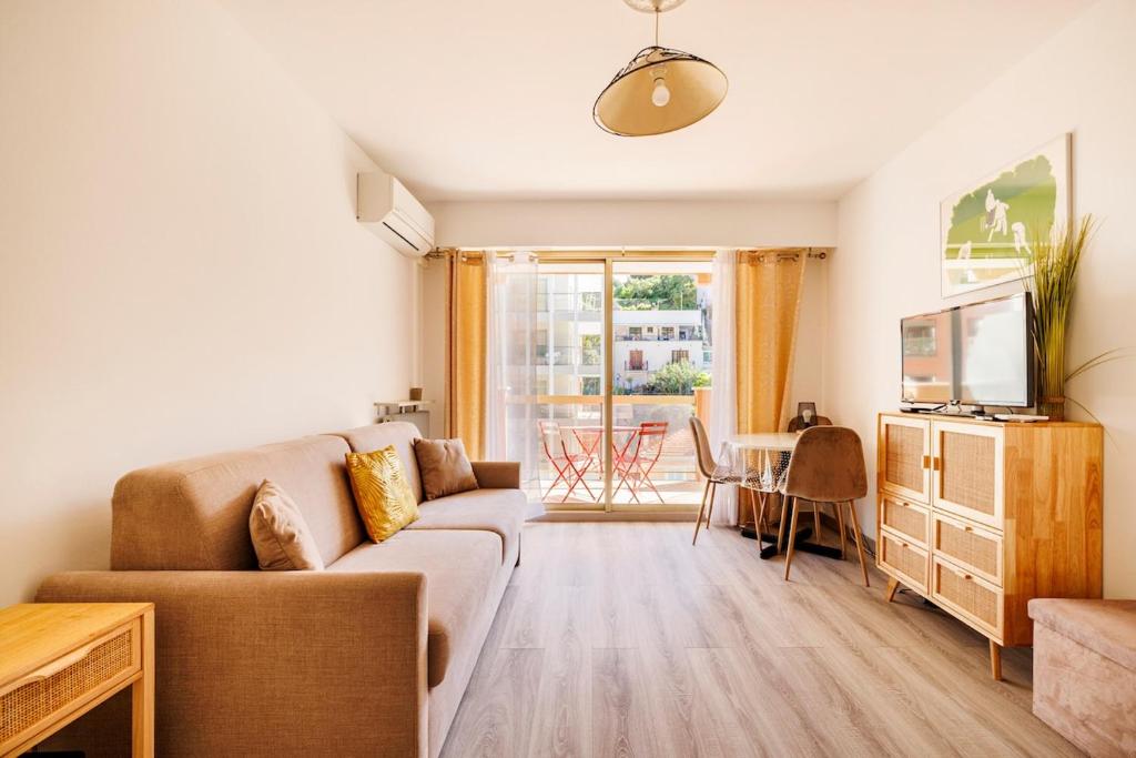 un salon avec un canapé et une télévision dans l'établissement NAUSICAA - Cosy studio with terrace, à Menton