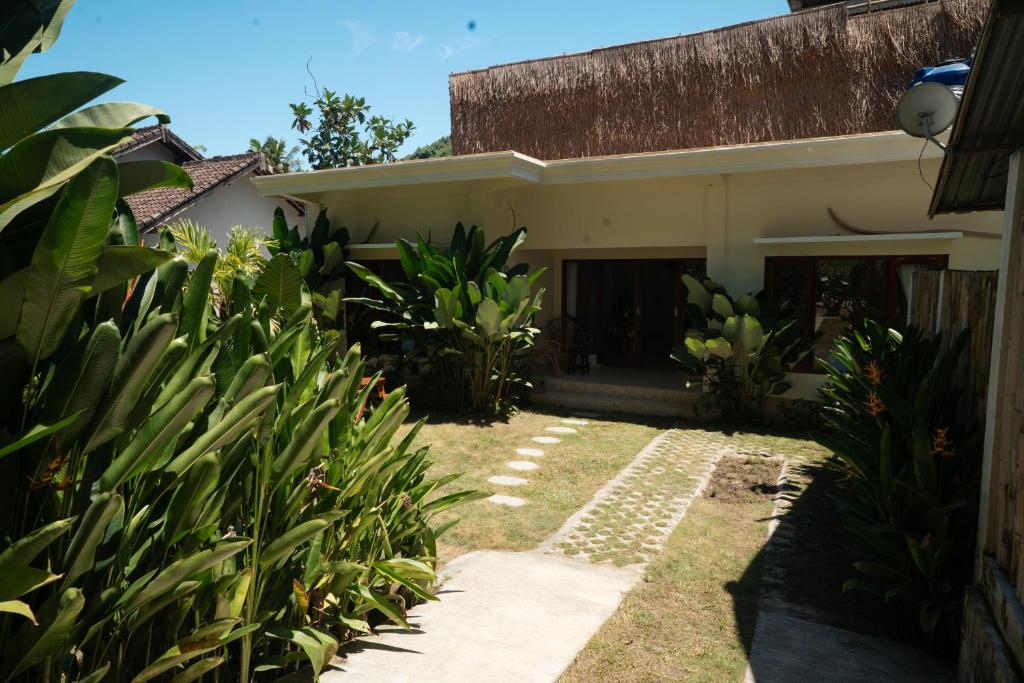 Κήπος έξω από το Java Villa Lombok