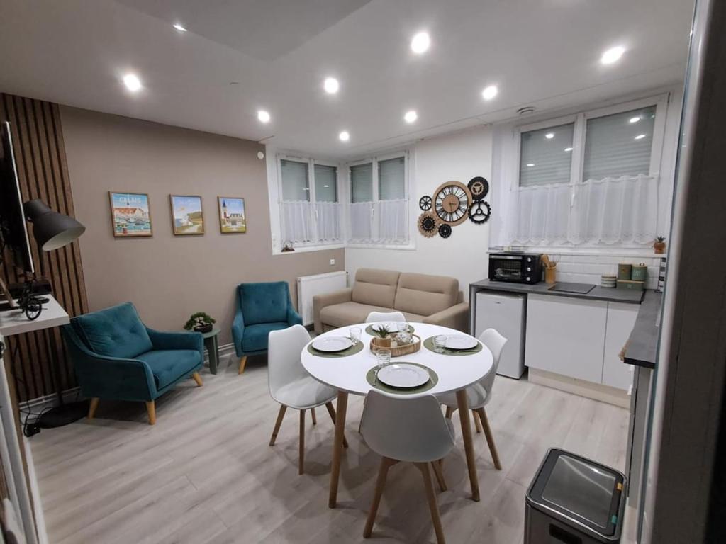 une cuisine et un salon avec une table et des chaises dans l'établissement Home Sweet Home, à Calais
