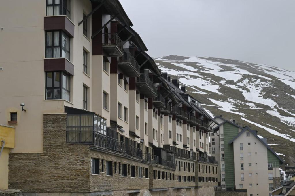 budynek z balkonami na zboczu góry w obiekcie Estudio Infinity con parking w mieście Sierra Nevada