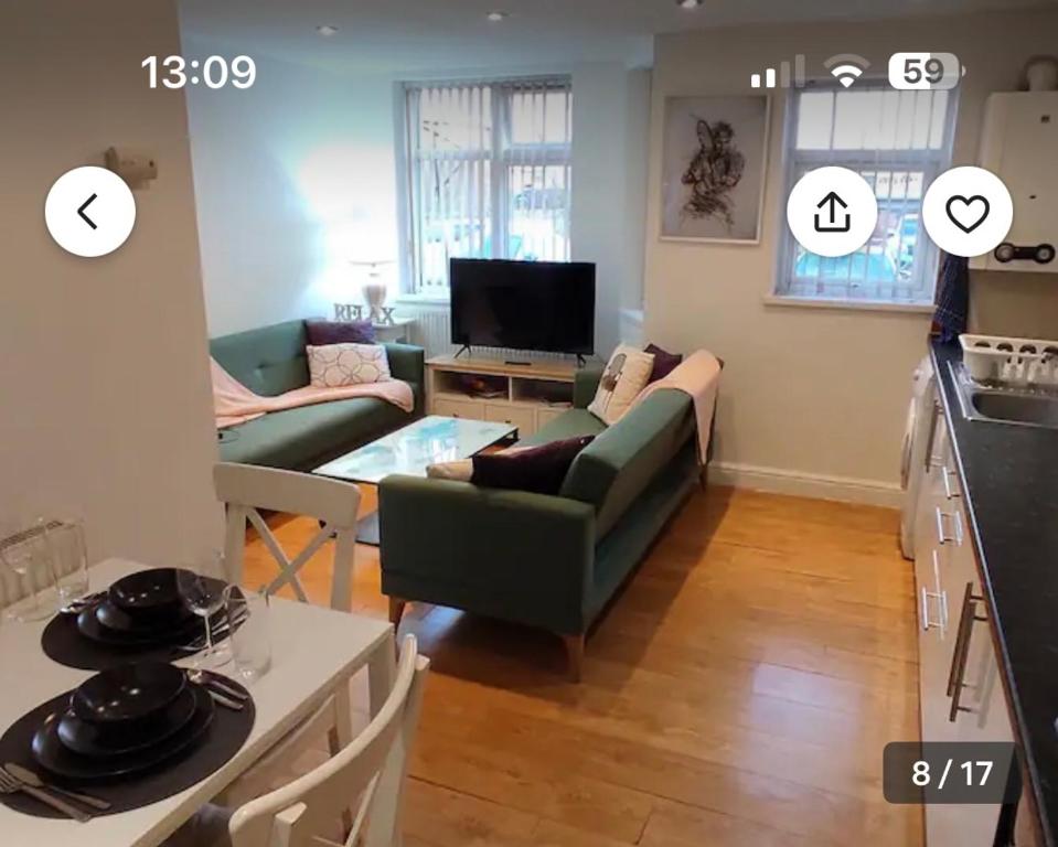 TV a/nebo společenská místnost v ubytování Aston Apartments 1 - 11 Lichfield Rd Birmingham B6 5RW