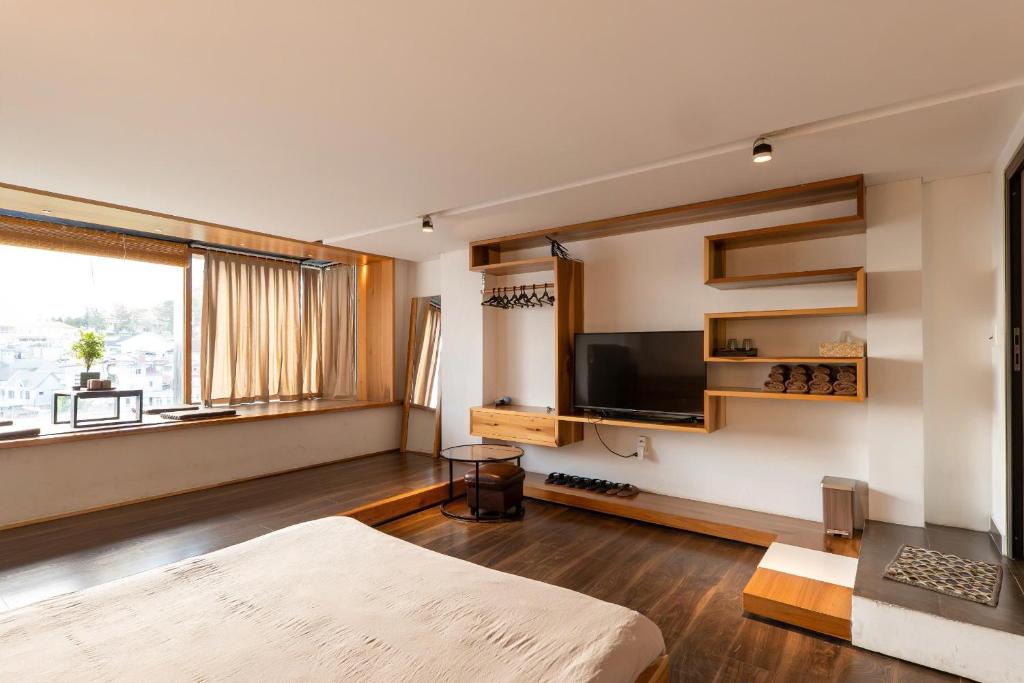 Xuan AnにあるPha boutique houseのベッドと薄型テレビのある寝室