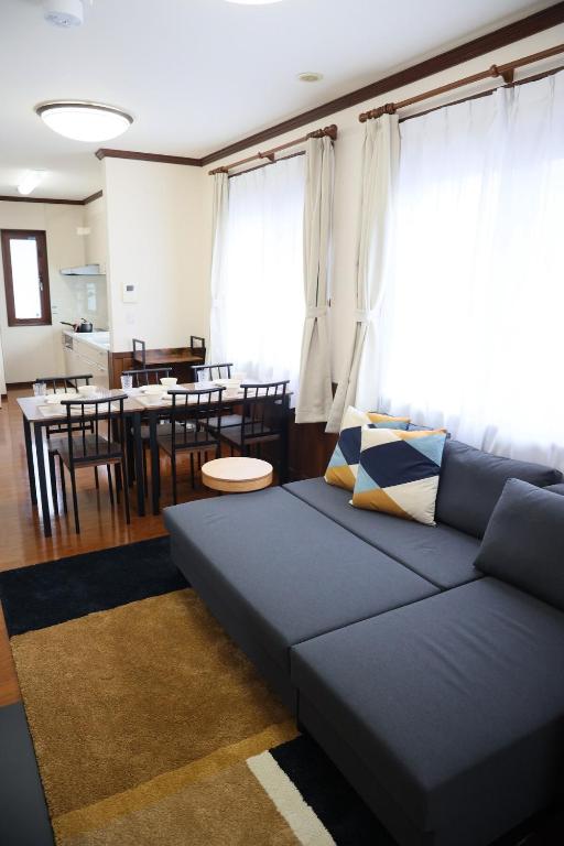 Posezení v ubytování 2 minutes on foot from the station You can use it with peace of mind because it is a whole house