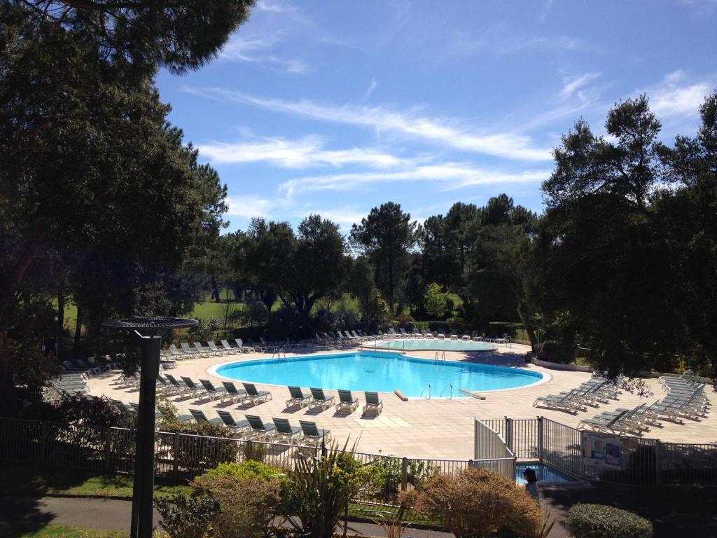 - une grande piscine avec des chaises longues et un bouquet d'équipements dans l'établissement M-Bruyère 02-Moliets Charmant appartement pour 4 personnes proche golf et plage dans un résidence avec piscine, à Moliets-et-Maa