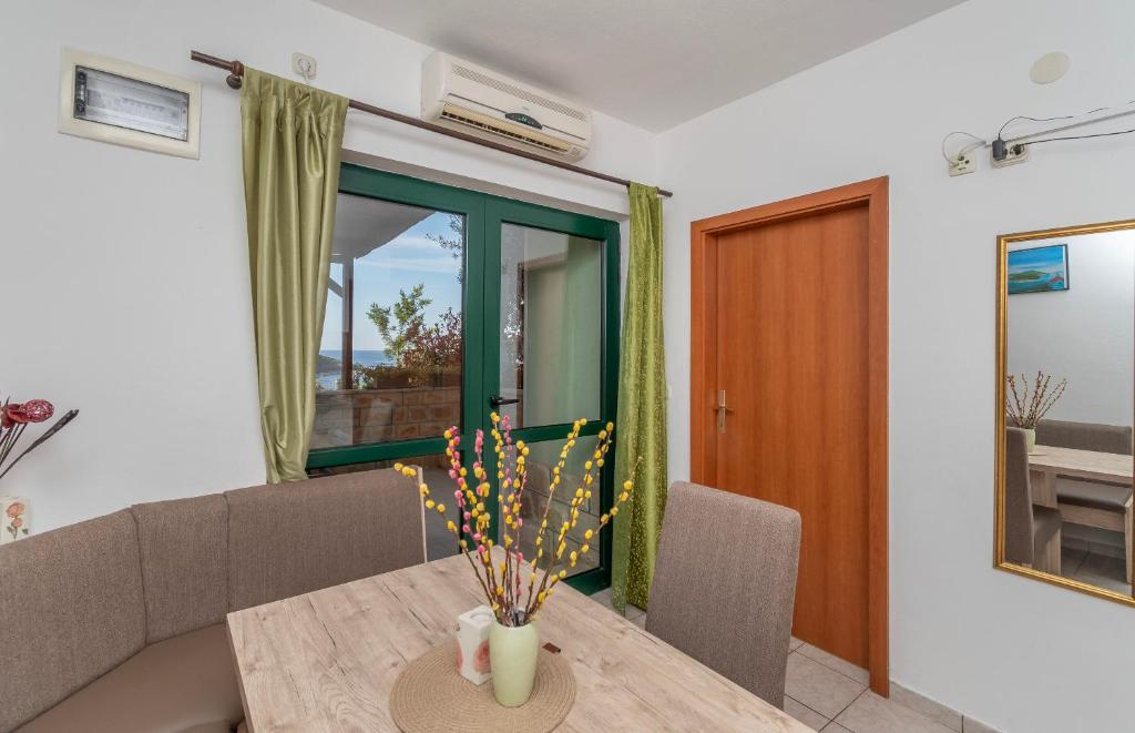 Zdjęcie z galerii obiektu Apartments Toni w mieście Maslinica