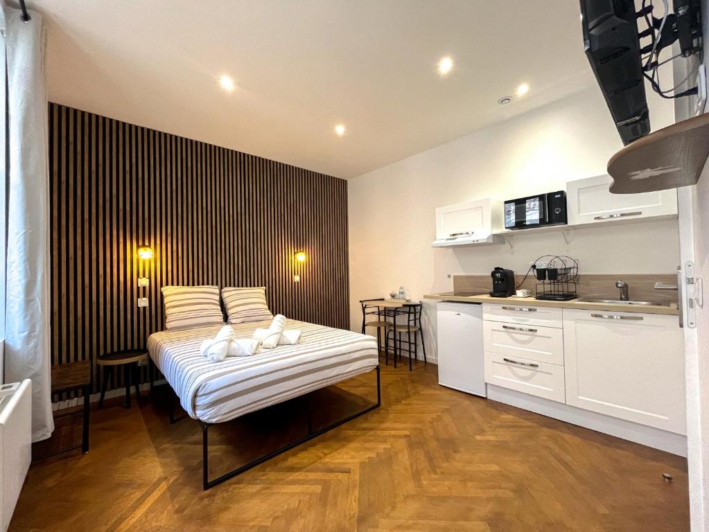 une cuisine avec un lit dans une chambre dans l'établissement Appartements Cosy & Chic- Hyper Centre AGEN, à Agen