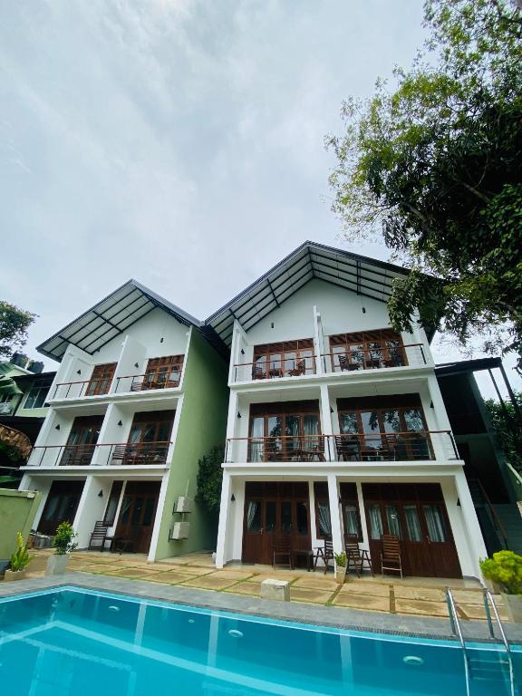 Bazén v ubytování Hotel Athgira nebo v jeho okolí