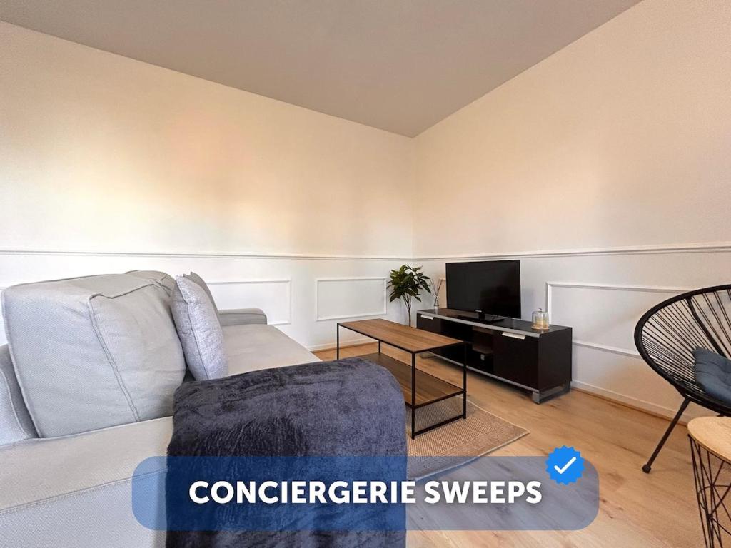 un salon avec un canapé et une télévision dans l'établissement Le cocon des Maraîchers & Parking et 400 m from train station, à Avon