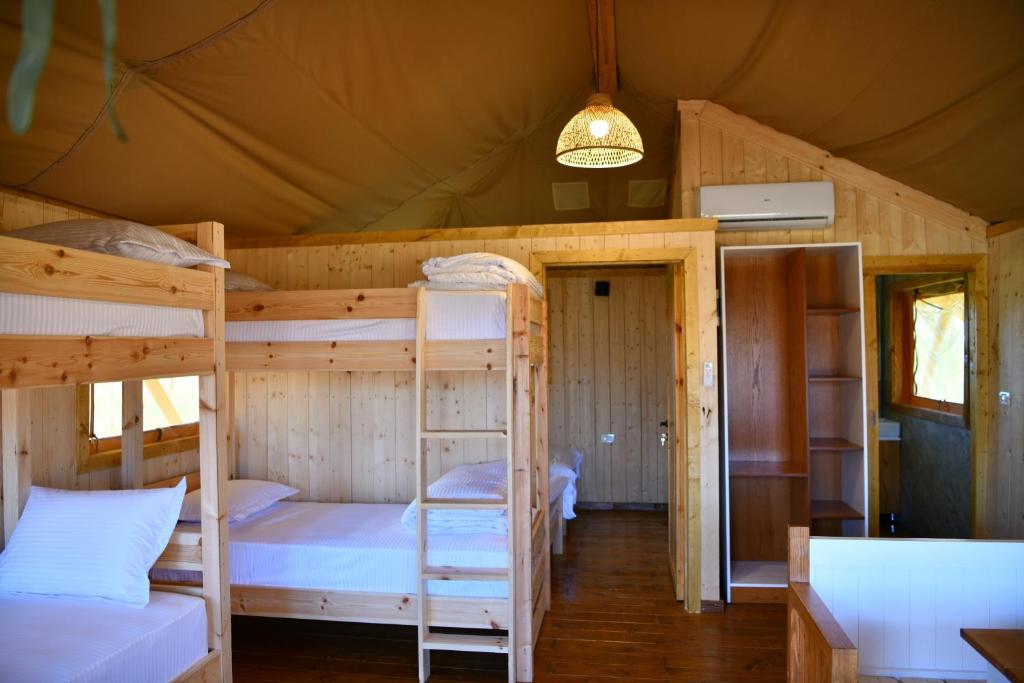 Postel nebo postele na pokoji v ubytování Glamping Albania Rafting Permet