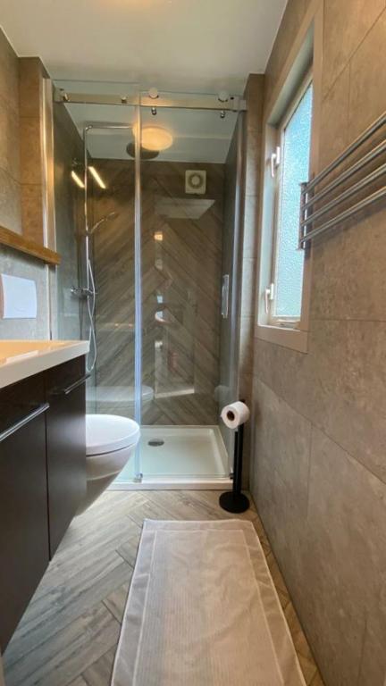 Koupelna v ubytování Gemoderniseerd en modern chalet bij het bos