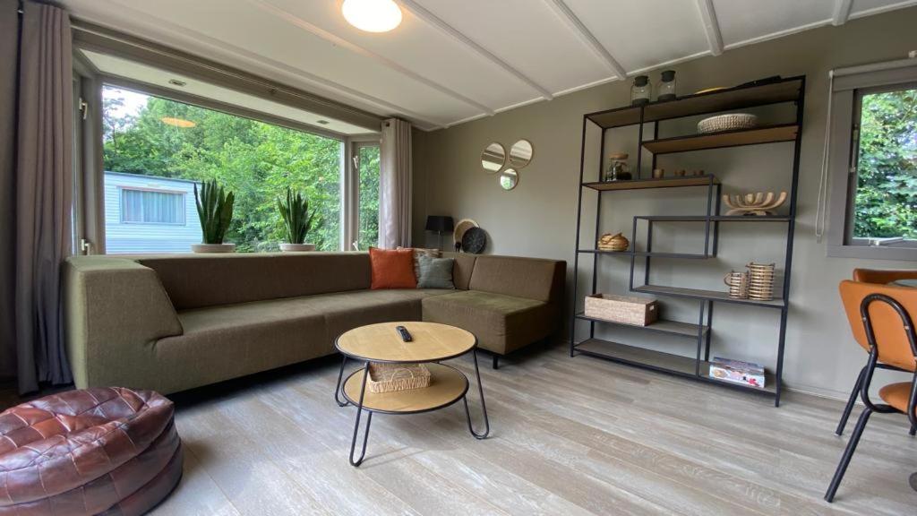 Posezení v ubytování Gemoderniseerd en modern chalet bij het bos
