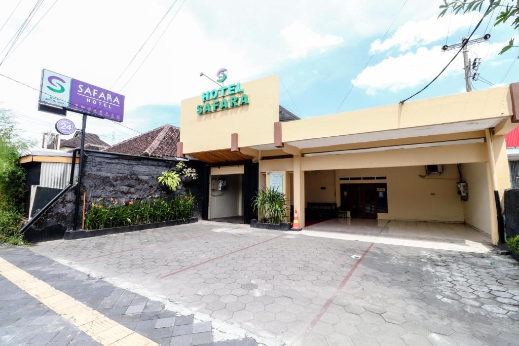un parcheggio di fronte a un edificio di Hotel Safara Yogyakarta a Yogyakarta