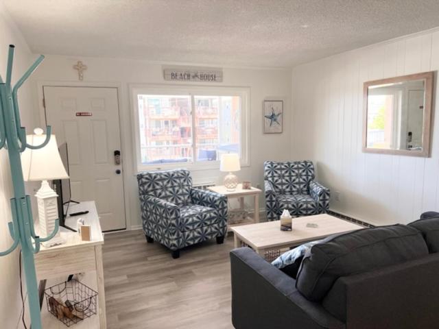 オーシャンシティにある3-Bedroom, 2-Bath Condo in Ocean City Steps to the Beachのソファと椅子2脚のあるリビングルーム