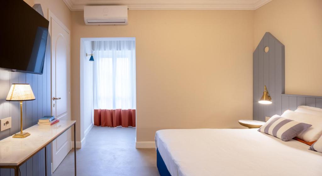 Postel nebo postele na pokoji v ubytování Hotel Sablé