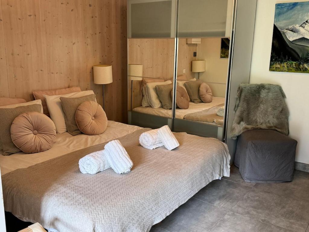 Postel nebo postele na pokoji v ubytování Light spacious, recently refurbished Studio near to Courchevel