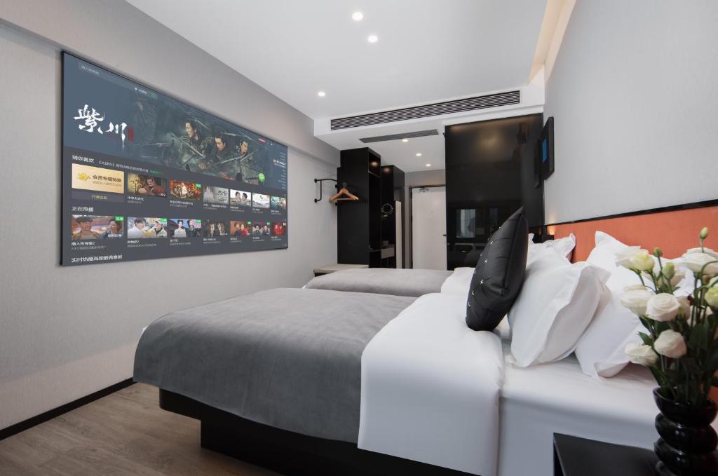 Postel nebo postele na pokoji v ubytování LlA Hotel Liang Jun Plaza, Xixiang Avenue