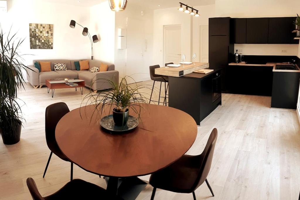 une cuisine et un salon avec une table et des chaises dans l'établissement Appartement Aix, résidence calme avec piscine, à Aix-en-Provence
