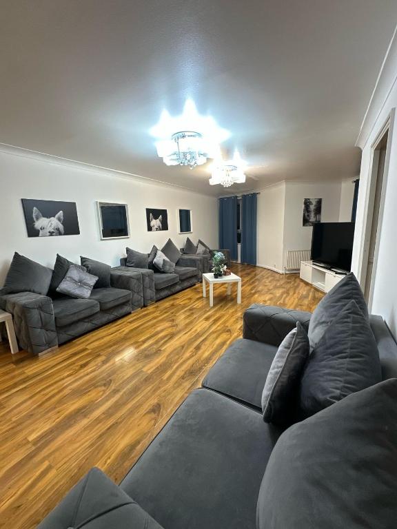 Photo inspiration: 3 Bedrooms Apartment With Security 24 Hours London Updated Prices Photo Inspiration