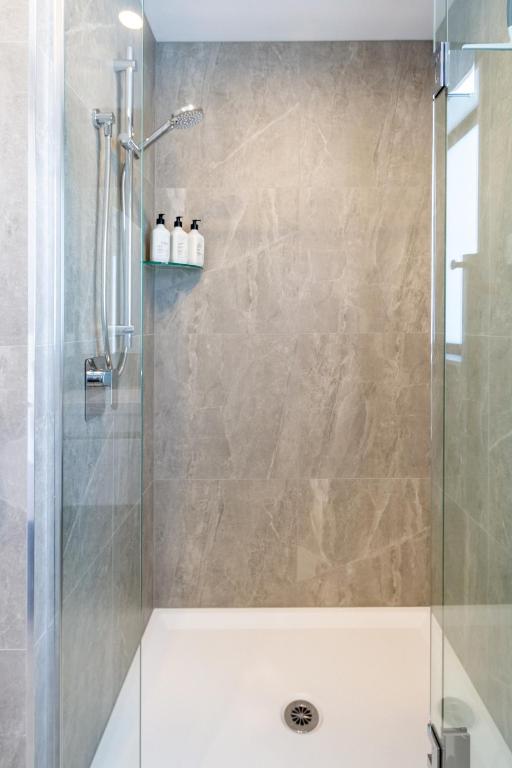 Character Meets Comfort, 2-Bedroom City Townhouse - Resim 8