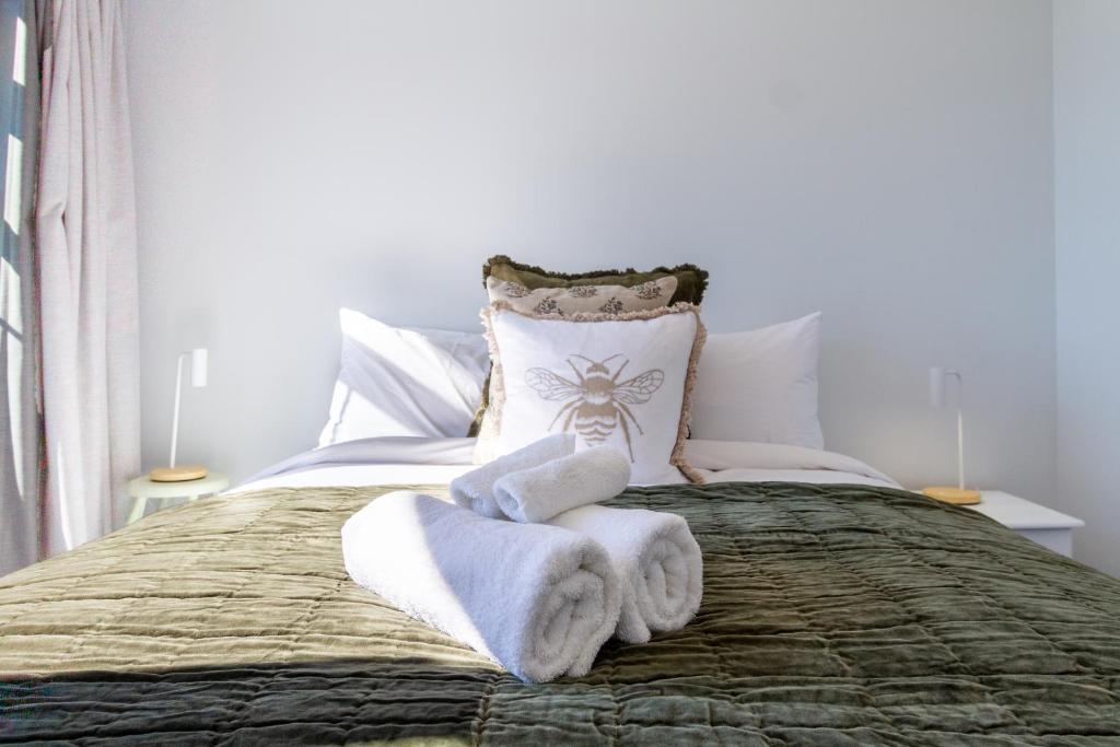 Character Meets Comfort, 2-Bedroom City Townhouse - Resim 14