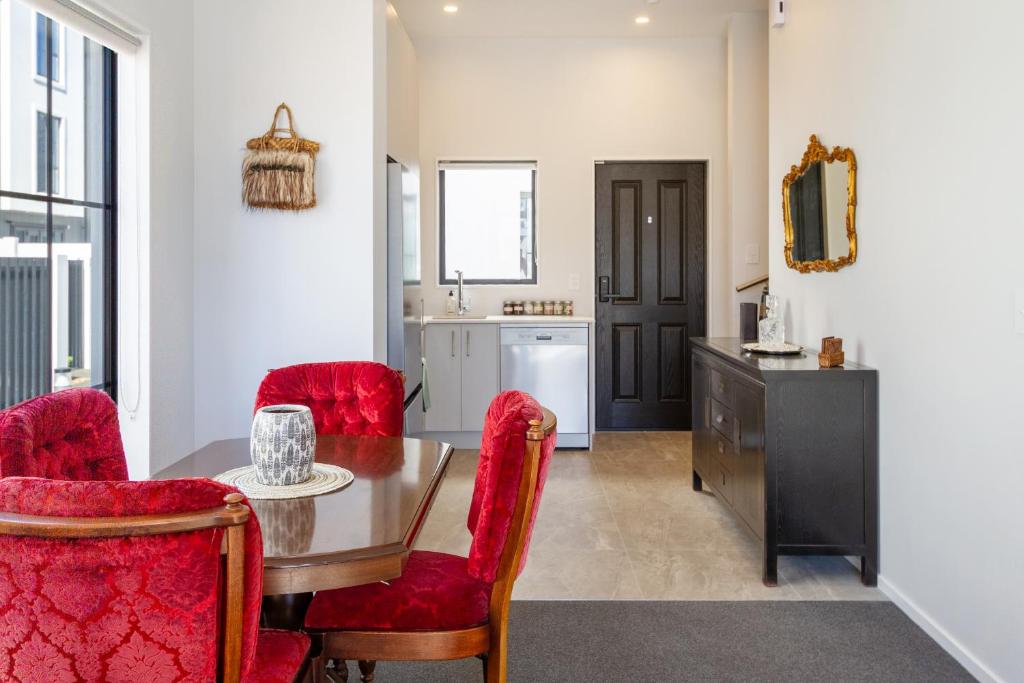 Character Meets Comfort, 2-Bedroom City Townhouse - Resim 4