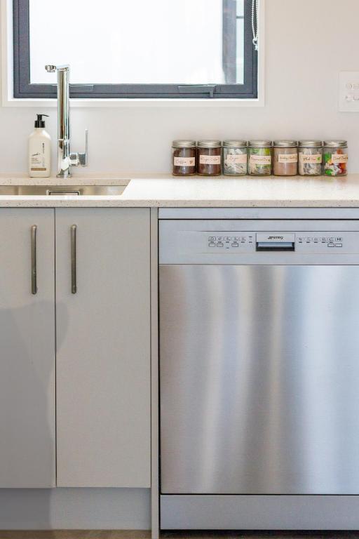 Character Meets Comfort, 2-Bedroom City Townhouse - Resim 26