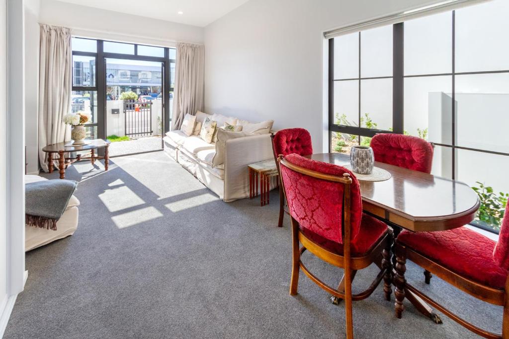 Character Meets Comfort, 2-Bedroom City Townhouse - Resim 28