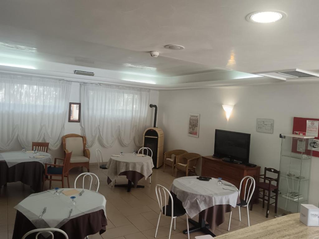 TV a/nebo společenská místnost v ubytování Hotel Sirios