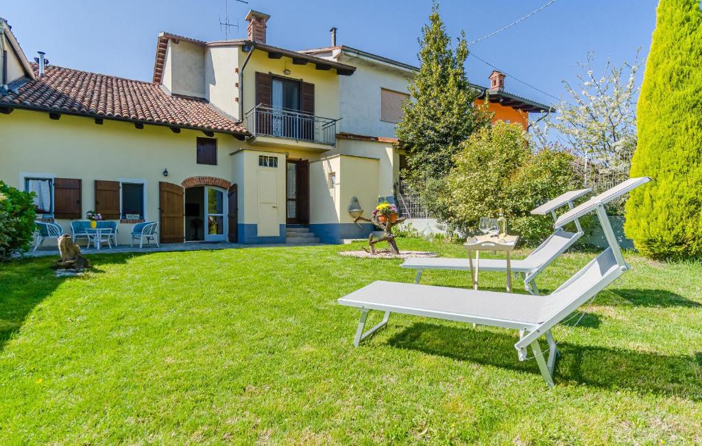 Taman di luar Gorgeous Home In Ferrere With Kitchen