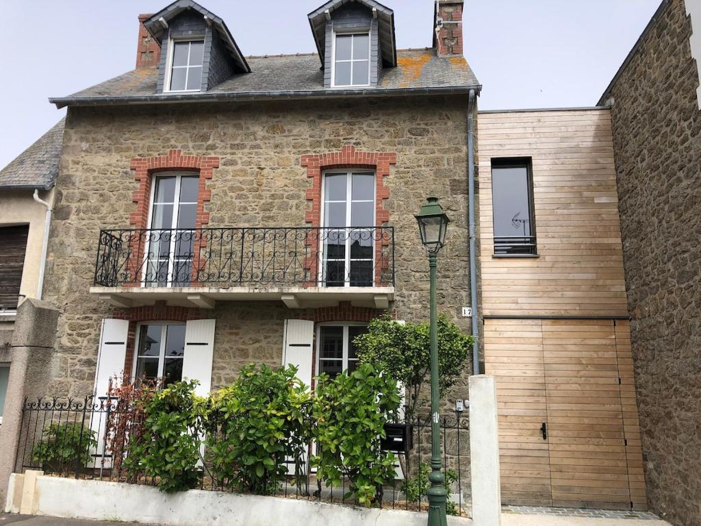 Cette grande maison en briques dispose d'un balcon et d'un éclairage de rue. dans l'établissement Dinard House 6 bedrooms Saint Enogat neighborhood, à Dinard