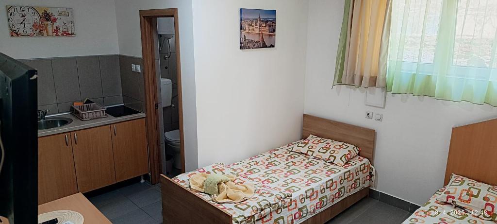 Postel nebo postele na pokoji v ubytování Studio Isakovic Centar