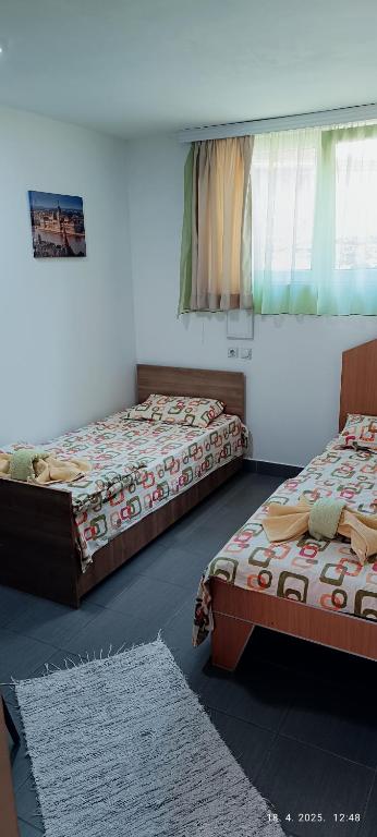 Postel nebo postele na pokoji v ubytování Studio Isakovic Centar