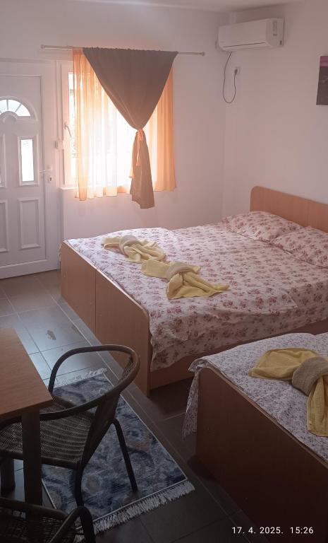 Postel nebo postele na pokoji v ubytování Studio Isakovic Centar