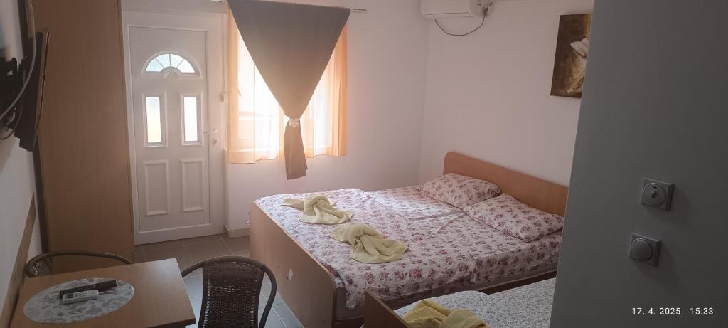 Postel nebo postele na pokoji v ubytování Studio Isakovic Centar