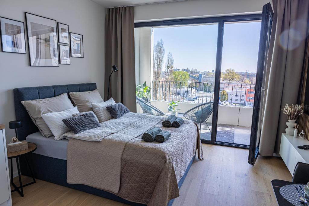 ein Schlafzimmer mit Bett und Balkon in der Unterkunft Apartmán LEON - FREE GARAGE PARKING in Bratislava