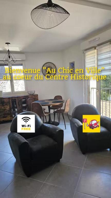 un salon avec deux chaises et une table dans l'établissement Le 