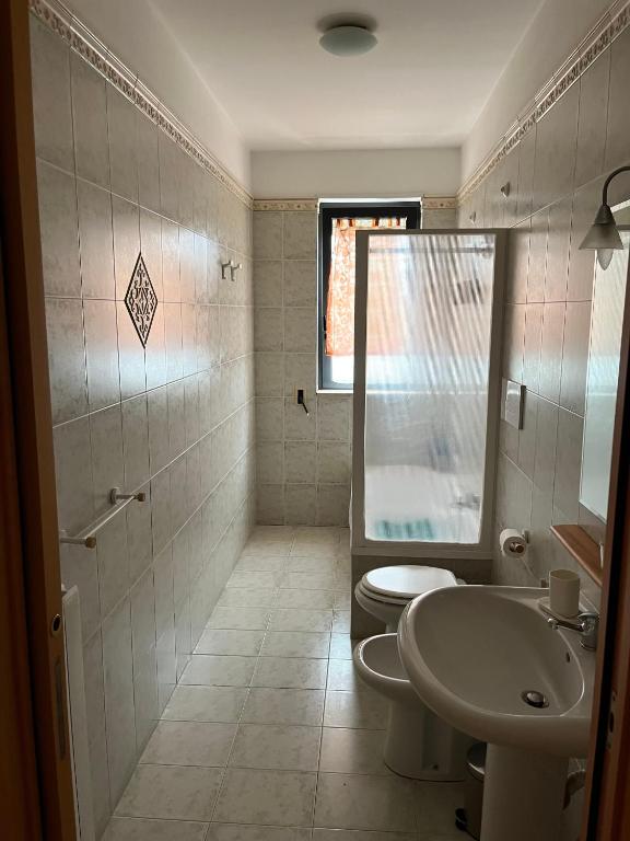 łazienka z toaletą i umywalką w obiekcie Essence Appartament w mieście Polignano a Mare