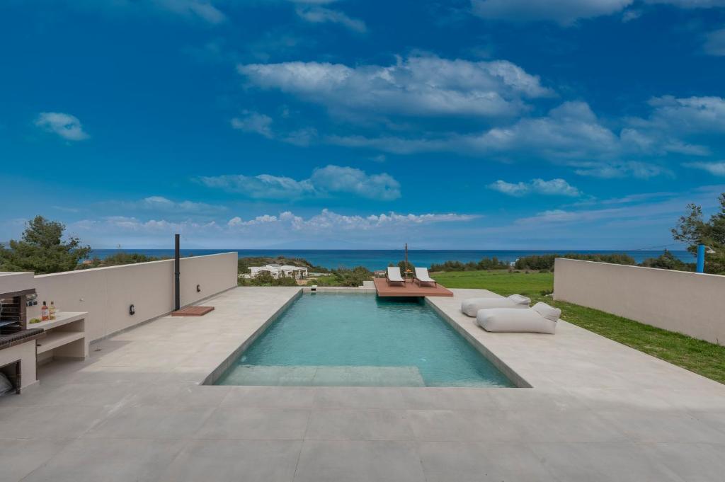 een zwembad in de achtertuin van een huis bij Blue Haven Villa in Polykhrono